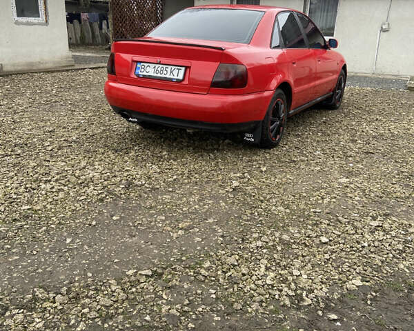 Красный Ауди А4, объемом двигателя 1.6 л и пробегом 300 тыс. км за 2999 $, фото 2 на Automoto.ua