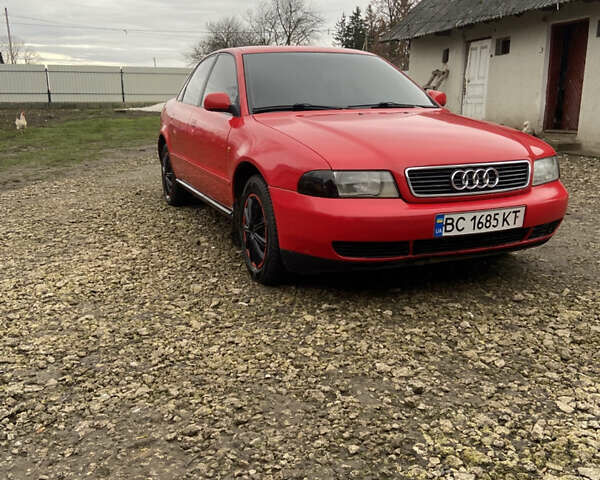 Красный Ауди А4, объемом двигателя 1.6 л и пробегом 300 тыс. км за 2999 $, фото 1 на Automoto.ua