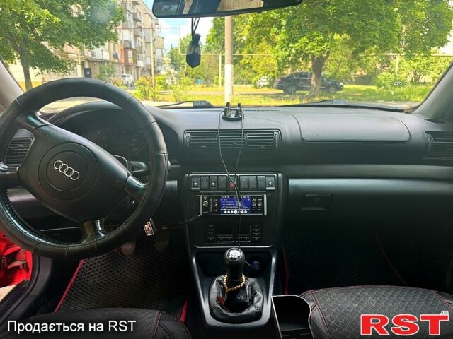 Красный Ауди А4, объемом двигателя 1.8 л и пробегом 410 тыс. км за 3350 $, фото 2 на Automoto.ua