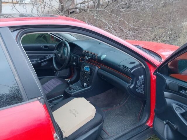 Червоний Ауді А4, об'ємом двигуна 1.6 л та пробігом 300 тис. км за 2374 $, фото 2 на Automoto.ua