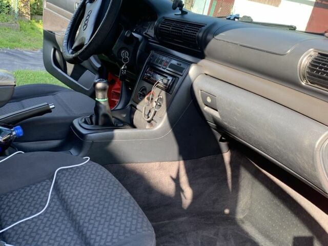 Красный Ауди А4, объемом двигателя 1.6 л и пробегом 341 тыс. км за 3200 $, фото 7 на Automoto.ua