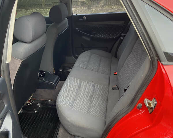 Красный Ауди А4, объемом двигателя 1.6 л и пробегом 300 тыс. км за 2999 $, фото 6 на Automoto.ua