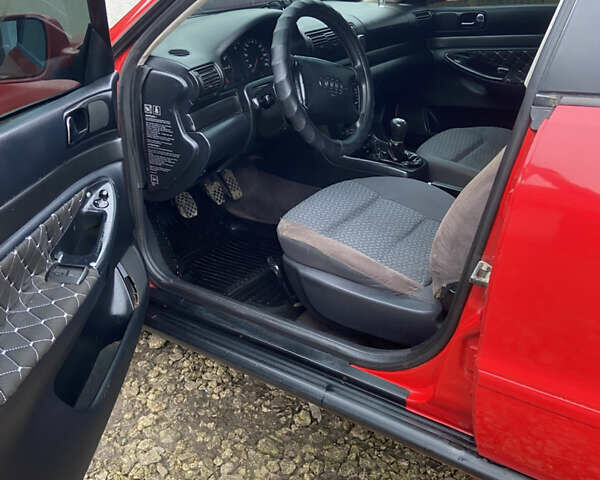 Красный Ауди А4, объемом двигателя 1.6 л и пробегом 300 тыс. км за 2999 $, фото 5 на Automoto.ua