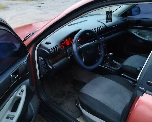 Червоний Ауді А4, об'ємом двигуна 1.8 л та пробігом 300 тис. км за 2550 $, фото 4 на Automoto.ua