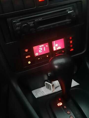 Красный Ауди А4, объемом двигателя 1.8 л и пробегом 255 тыс. км за 3500 $, фото 4 на Automoto.ua