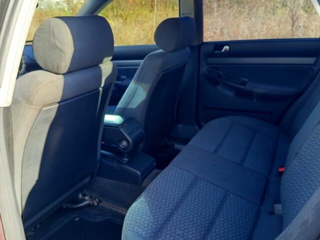 Красный Ауди А4, объемом двигателя 1.6 л и пробегом 370 тыс. км за 2500 $, фото 2 на Automoto.ua