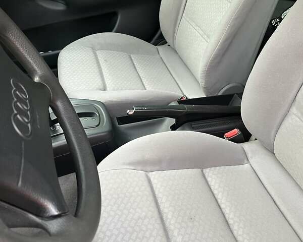 Красный Ауди А4, объемом двигателя 1.6 л и пробегом 200 тыс. км за 5100 $, фото 8 на Automoto.ua