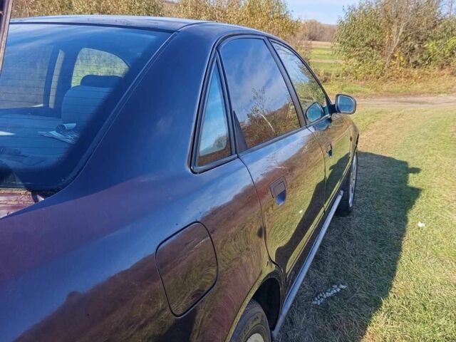 Красный Ауди А4, объемом двигателя 1.6 л и пробегом 370 тыс. км за 2500 $, фото 4 на Automoto.ua