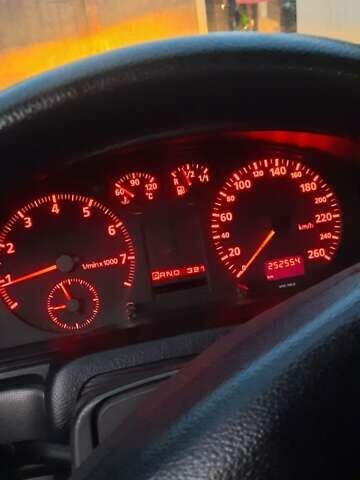 Красный Ауди А4, объемом двигателя 1.8 л и пробегом 255 тыс. км за 3500 $, фото 3 на Automoto.ua