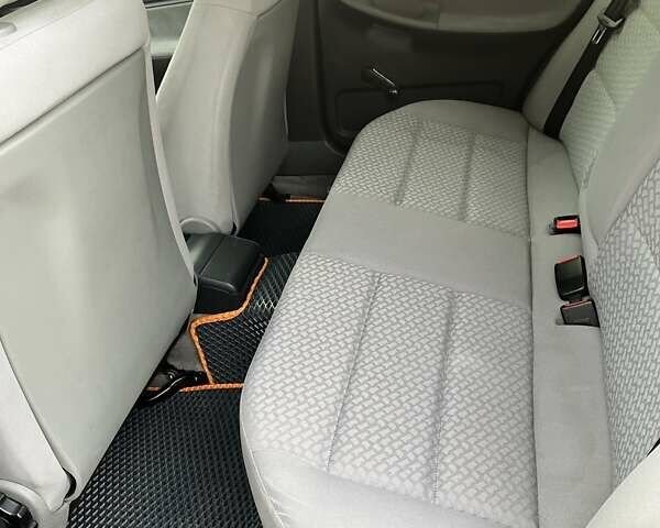 Красный Ауди А4, объемом двигателя 1.6 л и пробегом 200 тыс. км за 5100 $, фото 6 на Automoto.ua