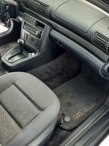 Красный Ауди А4, объемом двигателя 1.8 л и пробегом 255 тыс. км за 3500 $, фото 14 на Automoto.ua