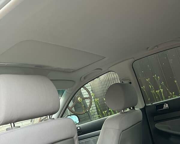 Красный Ауди А4, объемом двигателя 1.6 л и пробегом 200 тыс. км за 5100 $, фото 5 на Automoto.ua