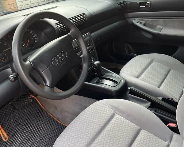 Красный Ауди А4, объемом двигателя 1.6 л и пробегом 200 тыс. км за 5100 $, фото 10 на Automoto.ua