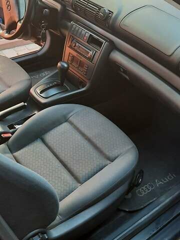 Красный Ауди А4, объемом двигателя 1.8 л и пробегом 255 тыс. км за 3500 $, фото 22 на Automoto.ua