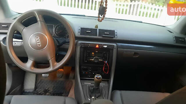 Красный Ауди А4, объемом двигателя 1.6 л и пробегом 300 тыс. км за 4900 $, фото 7 на Automoto.ua