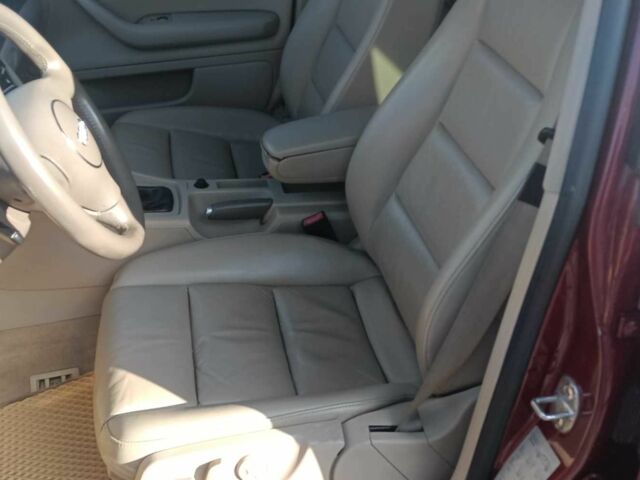 Красный Ауди А4, объемом двигателя 1.8 л и пробегом 268 тыс. км за 5700 $, фото 6 на Automoto.ua