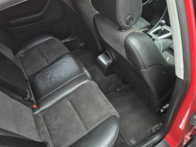 Красный Ауди А4, объемом двигателя 2 л и пробегом 328 тыс. км за 3000 $, фото 9 на Automoto.ua