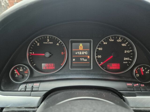 Красный Ауди А4, объемом двигателя 2 л и пробегом 328 тыс. км за 3000 $, фото 1 на Automoto.ua