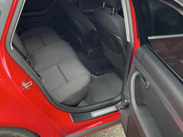 Красный Ауди А4, объемом двигателя 1.8 л и пробегом 250 тыс. км за 6500 $, фото 13 на Automoto.ua