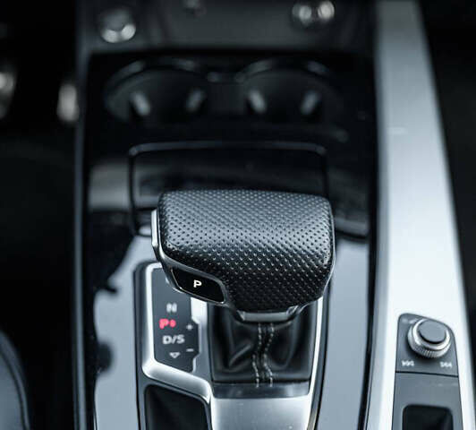 Красный Ауди А4, объемом двигателя 2.01 л и пробегом 206 тыс. км за 21500 $, фото 7 на Automoto.ua