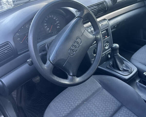Серый Ауди А4, объемом двигателя 1.6 л и пробегом 291 тыс. км за 3200 $, фото 1 на Automoto.ua