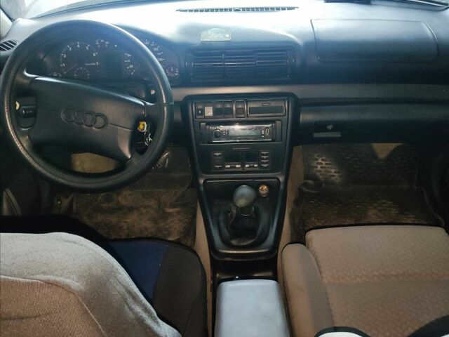 Сірий Ауді А4, об'ємом двигуна 1.8 л та пробігом 350 тис. км за 1188 $, фото 7 на Automoto.ua