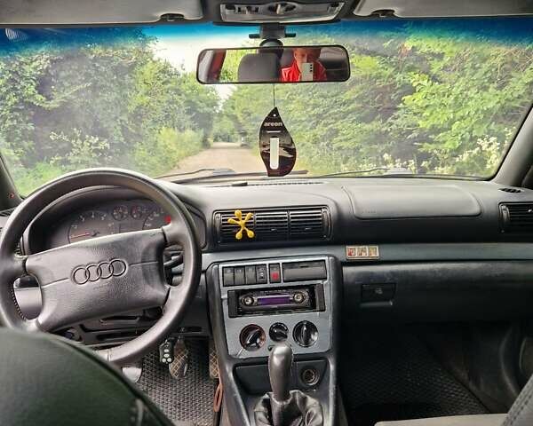 Серый Ауди А4, объемом двигателя 1.8 л и пробегом 350 тыс. км за 2300 $, фото 5 на Automoto.ua