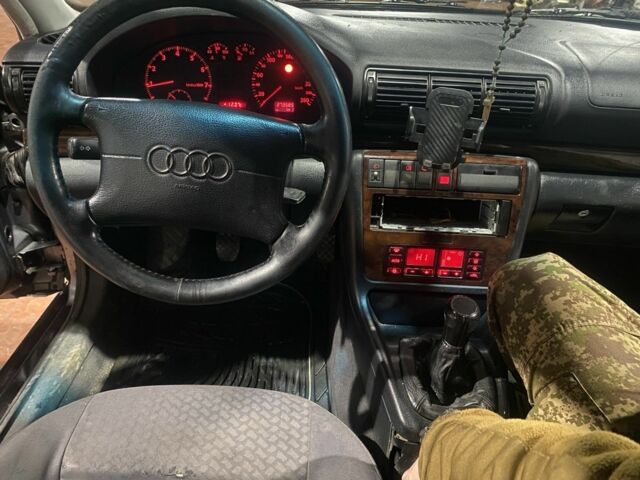 Сірий Ауді А4, об'ємом двигуна 1.6 л та пробігом 200 тис. км за 1250 $, фото 2 на Automoto.ua