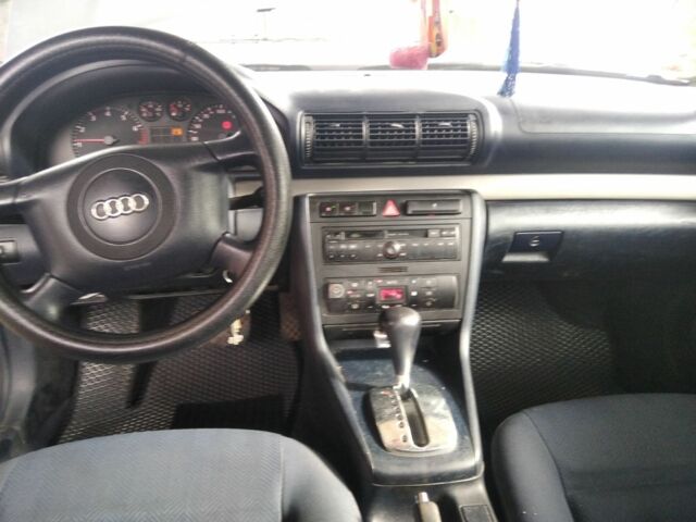 Серый Ауди А4, объемом двигателя 1.8 л и пробегом 210 тыс. км за 3500 $, фото 7 на Automoto.ua