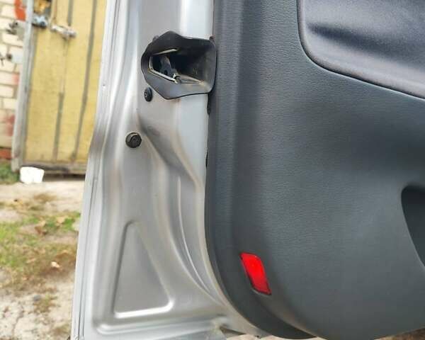 Сірий Ауді А4, об'ємом двигуна 1.6 л та пробігом 200 тис. км за 4800 $, фото 10 на Automoto.ua