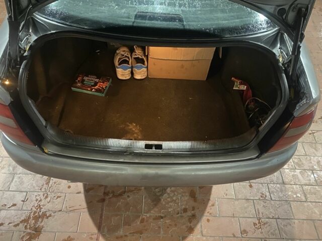 Сірий Ауді А4, об'ємом двигуна 1.6 л та пробігом 200 тис. км за 1250 $, фото 6 на Automoto.ua