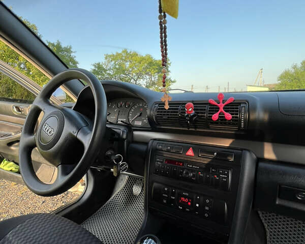 Сірий Ауді А4, об'ємом двигуна 1.6 л та пробігом 226 тис. км за 4200 $, фото 15 на Automoto.ua