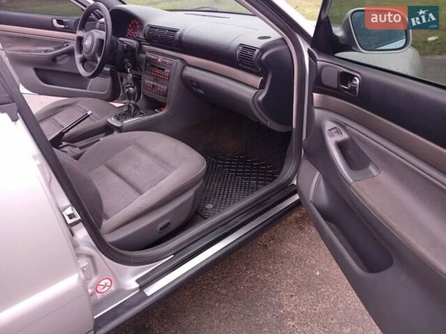 Сірий Ауді А4, об'ємом двигуна 1.6 л та пробігом 225 тис. км за 3000 $, фото 2 на Automoto.ua