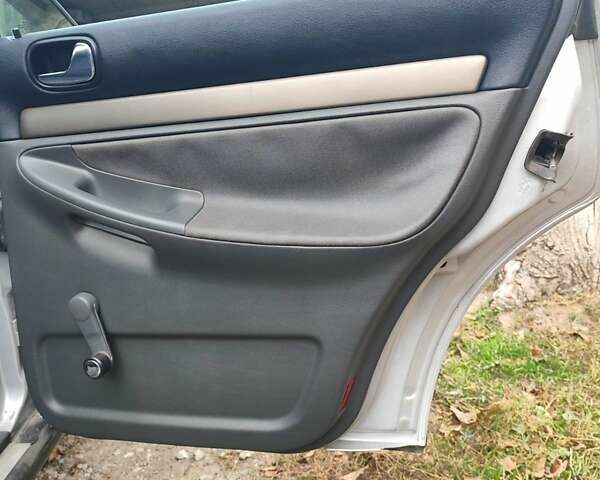 Сірий Ауді А4, об'ємом двигуна 1.6 л та пробігом 200 тис. км за 4800 $, фото 12 на Automoto.ua