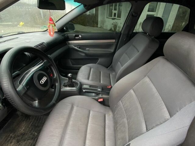 Серый Ауди А4, объемом двигателя 1.6 л и пробегом 350 тыс. км за 1400 $, фото 5 на Automoto.ua