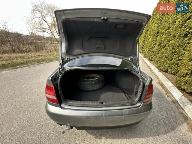 Сірий Ауді А4, об'ємом двигуна 1.6 л та пробігом 280 тис. км за 2750 $, фото 1 на Automoto.ua