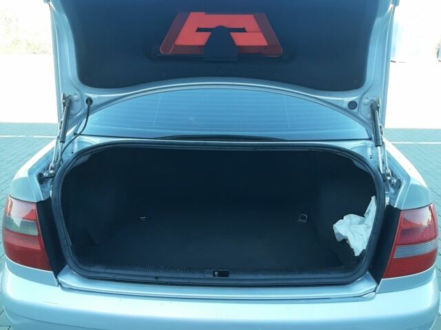 Серый Ауди А4, объемом двигателя 1.8 л и пробегом 283 тыс. км за 3950 $, фото 4 на Automoto.ua