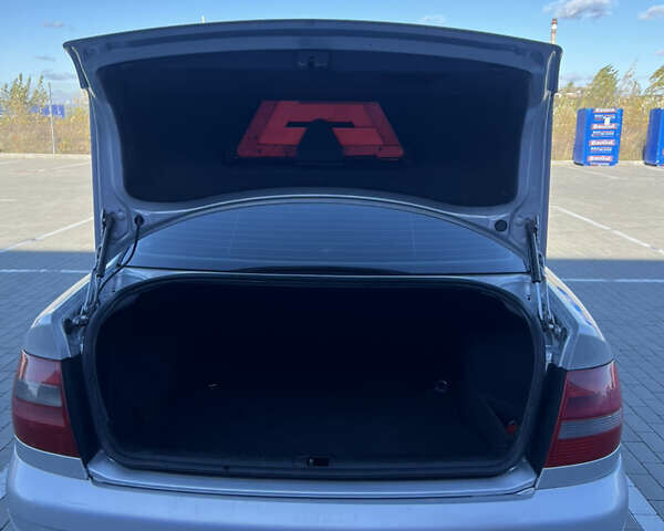 Серый Ауди А4, объемом двигателя 1.8 л и пробегом 283 тыс. км за 3950 $, фото 2 на Automoto.ua