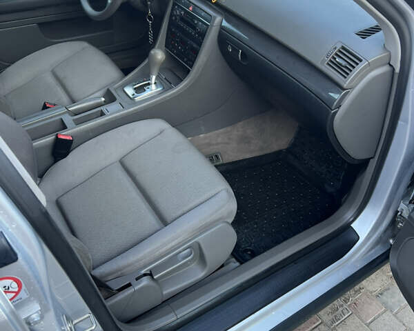 Сірий Ауді А4, об'ємом двигуна 2 л та пробігом 260 тис. км за 4200 $, фото 9 на Automoto.ua