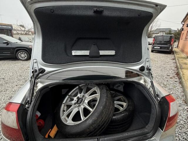 Серый Ауди А4, объемом двигателя 2 л и пробегом 305 тыс. км за 4999 $, фото 6 на Automoto.ua