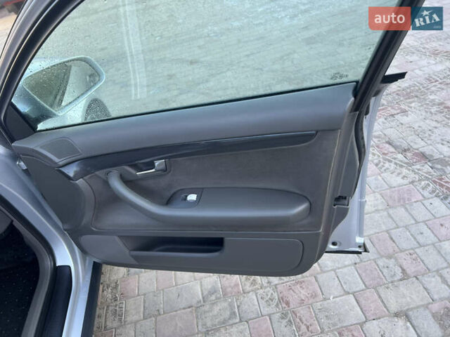 Сірий Ауді А4, об'ємом двигуна 2 л та пробігом 260 тис. км за 4200 $, фото 10 на Automoto.ua
