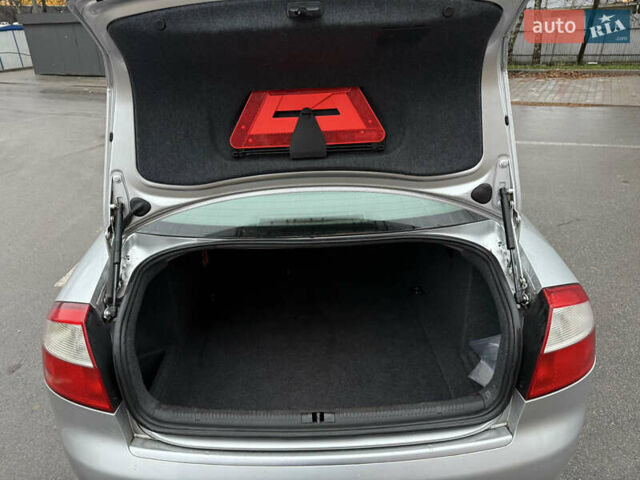 Сірий Ауді А4, об'ємом двигуна 1.6 л та пробігом 206 тис. км за 4450 $, фото 18 на Automoto.ua