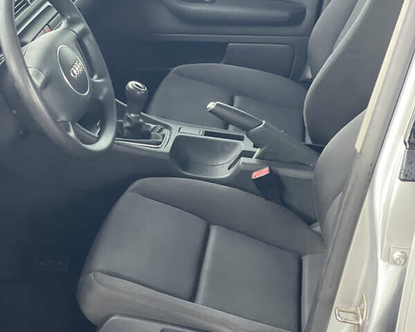 Сірий Ауді А4, об'ємом двигуна 1.6 л та пробігом 256 тис. км за 5150 $, фото 14 на Automoto.ua