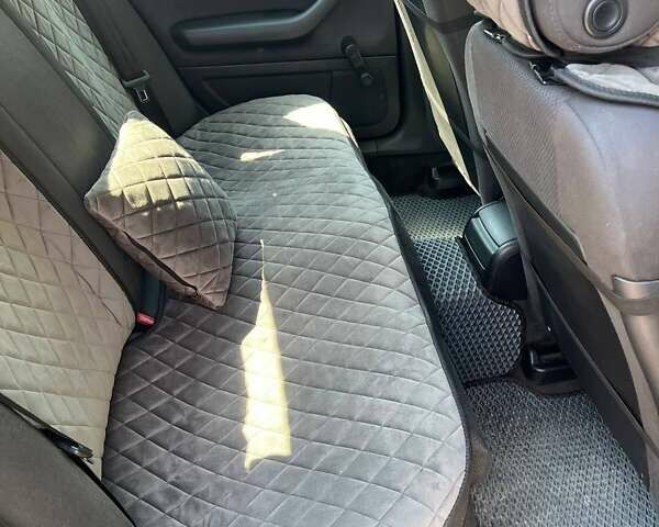 Сірий Ауді А4, об'ємом двигуна 1.6 л та пробігом 245 тис. км за 6500 $, фото 10 на Automoto.ua