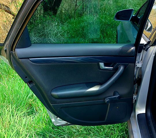 Серый Ауди А4, объемом двигателя 2 л и пробегом 0 тыс. км за 4000 $, фото 7 на Automoto.ua