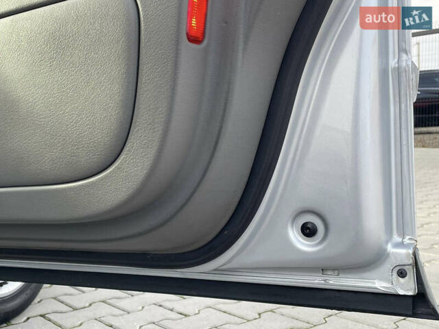 Сірий Ауді А4, об'ємом двигуна 1.6 л та пробігом 207 тис. км за 5999 $, фото 41 на Automoto.ua