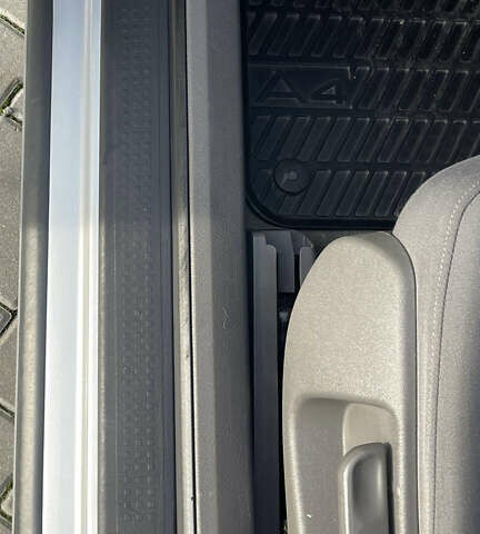 Сірий Ауді А4, об'ємом двигуна 1.6 л та пробігом 207 тис. км за 5999 $, фото 111 на Automoto.ua