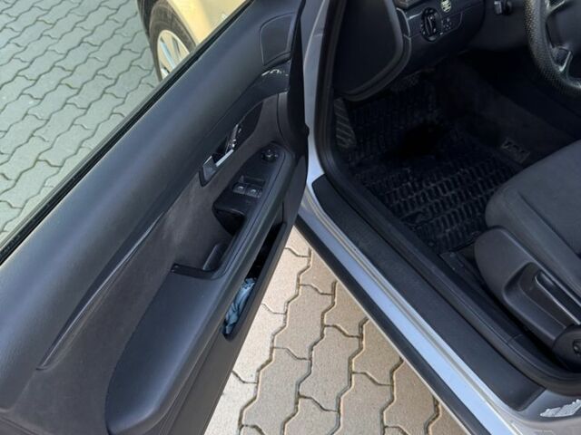 Сірий Ауді А4, об'ємом двигуна 1.8 л та пробігом 382 тис. км за 3850 $, фото 7 на Automoto.ua