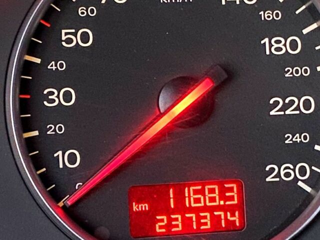 Сірий Ауді А4, об'ємом двигуна 1.6 л та пробігом 237 тис. км за 4500 $, фото 4 на Automoto.ua