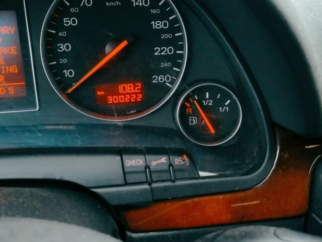 Серый Ауди А4, объемом двигателя 2 л и пробегом 300 тыс. км за 4984 $, фото 11 на Automoto.ua